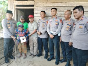 Bakti Sosial Kapolres Mesuji Kunjungi Nenek Sumi Hidup Sebatangkara Dan Rumah Tidak Layak