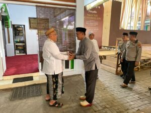 Kapolres Pasuruan Kota Sambang Koordinasi Persiapan Kegiatan Haul KH Hamid di Pondok Pesantren Salafiah Dan Bagi Bantuan
