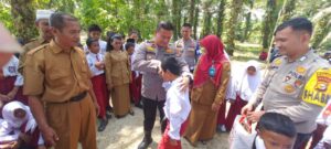 Police Goes To School Di Sdn 009 Perhentian Kapolsek Perhentian Raja Shalawat Bersama Murid Dan Guru