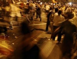 Simpatisan Laskar PDIP dan GPK Bentrok di Magelang Saling Lempar Hingga 6 Motor Dibakar.