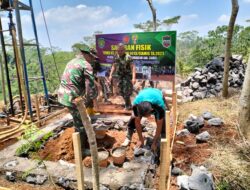 Anggota Satgas TMMD 118 Kodim Ciamis Mulai Membangun Pondasi Toren Air di Sumur Bor