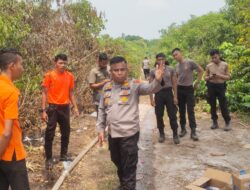 Kapolres Kampar Pimpin Pemadaman Karhutla di Desa Rimbo Panjang