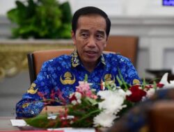 Presiden Joko Widodo memimpin rapat terbatas (ratas) bersama jajarannya di Istana Merdeka