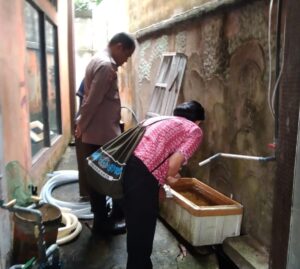 Cegah DBD, Bhabinkamtibmas Bripka Subhan Bagikan Ikan Cupang untuk Basmi Jentik Nyamuk