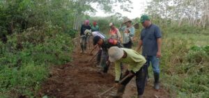 Babinsa Pauh Motori Kerja Bakti Pembersihan Jalan Usaha Tani (JUT) di Desa Pauh