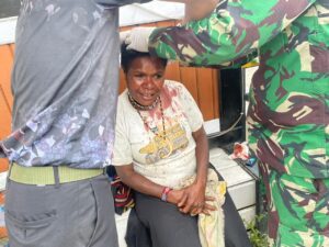 Kepala Mama Tabuni Terluka, Satgas Yonif 330 Beri Pertolongan Pertama