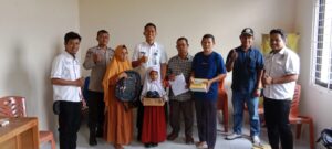 Pemdes Sawah Berikan Seragam Murid Melalui BKK, Orang Tua Masing-masing Ucapkan Terima Kasih Kepada Gubernur Riau.