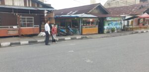 Saat Strong Poin Personil Polres Kampar, Bantu Lansia disabilitas.