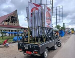 Mobil Pickup Pelat Merah Angkut Baliho Bergambar Capres-Cawapres 2024