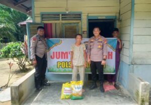 Jumat Barokah, Polsek Tapung Datangi Rumah Warga di Desa Sungai Agung Memberikan Bantuan Sembako.