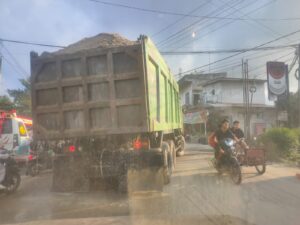 Dituding Penyebab Kerusakan Jalan, Dam Truk Muatan Pasir ‘Over Tonase’ Diminta Ditindak Tegas
