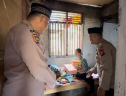Bentuk Kepedulian Polri Kepada Masyarakat, Polsek Peranap Berbagi Sembako Kepada Ibu Lansia Dan Anak Yatim.
