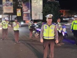 Personel Sat Lantas Polresta Manado Beraksi, Pengaturan Malam di Jalan Raya untuk Kenyamanan Pengguna Jalan