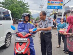 Sebagai Wujud Pedulian dan Kebersamaan, Lapas Kelas IIB Bitung Kanwil Kemenkumham Sulawesi Utara membagikan Takjil  masyarakat.