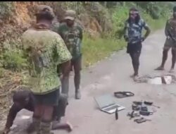 Video Viral Perlakuan Kejam OPM Siksa Kepala Kampung yang Setia Melayani Masyarakat.