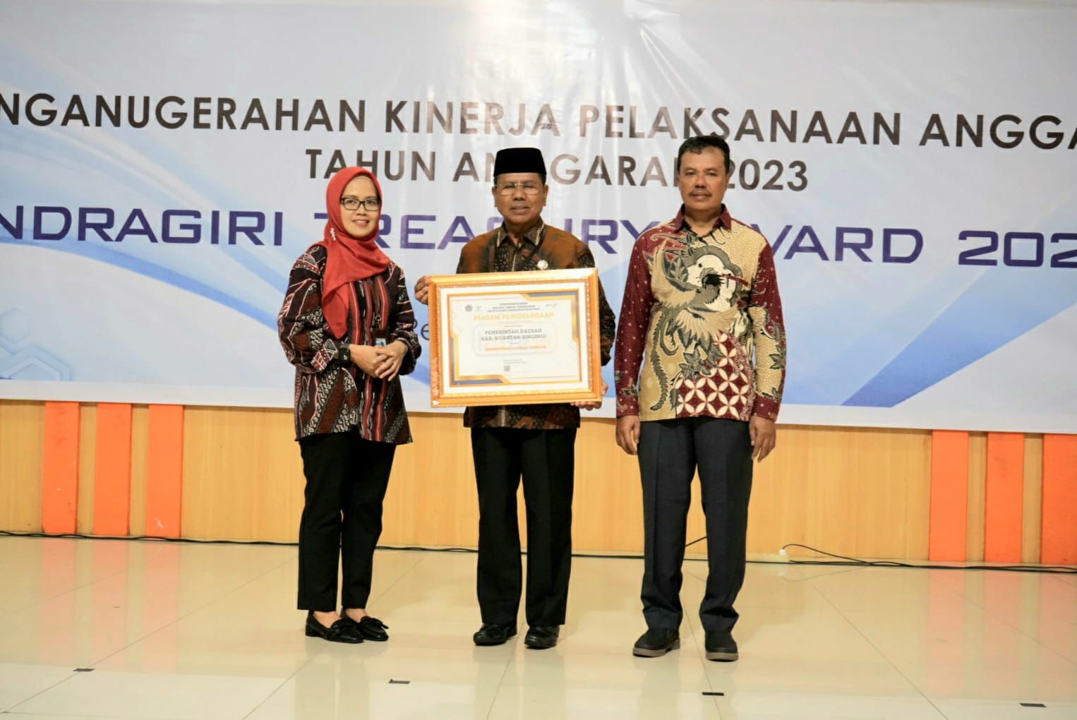 Sukses Salurkan Dana Desa Tepat Waktu, Pemkab Kuansing Terima Penghargaan Terbaik Pertama