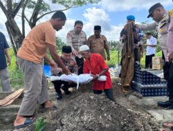 Kapolsek Perhentian Raja Sholat dan Makamkan Bayi Yang ditemukan di Kebun Sawit