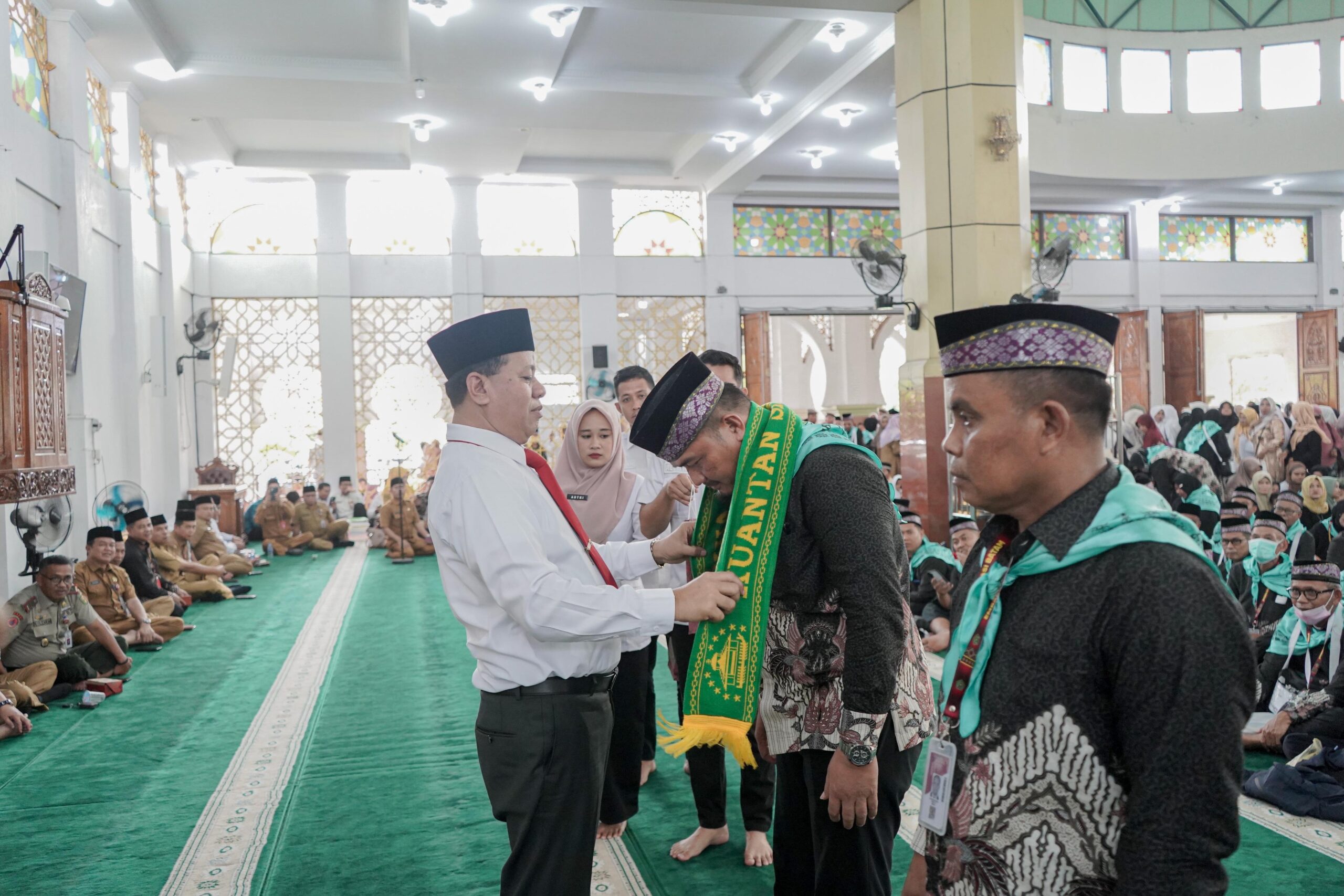 Bupati Dr. H.Suhardiman Amby Melepas 285 Calon Jamaah Haji di Mesjid Agung Ar-raudhan