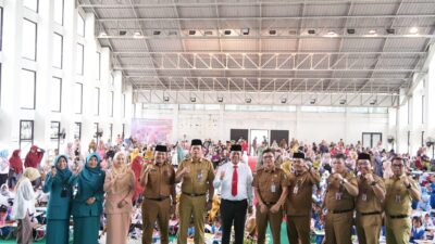 Bupati Dr. H.Suhardiman Amby, Ak.MM membuka Pameran Capaian Program Pembangunan di Aula SMA Pintar Teluk Kuantan