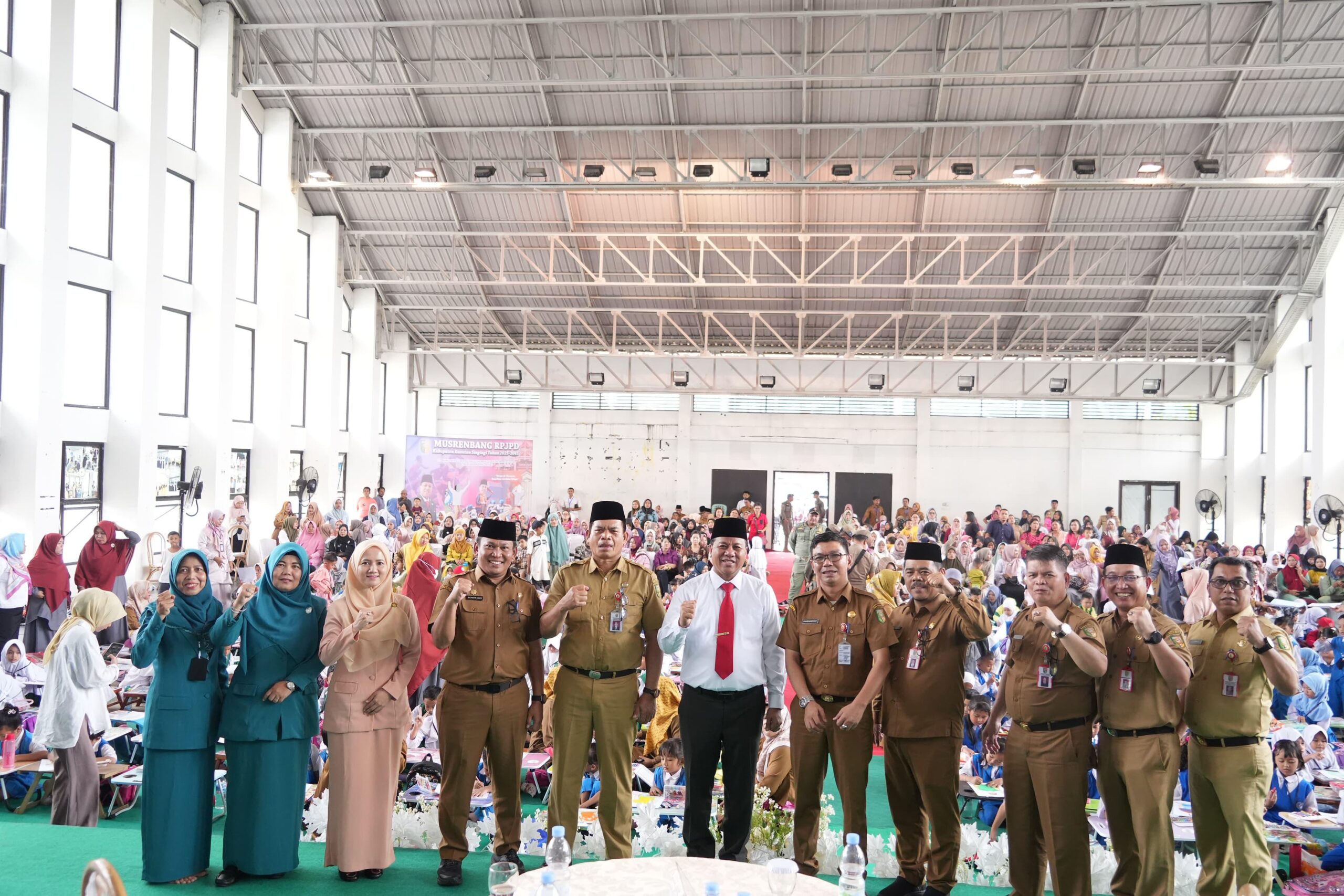 Bupati Dr. H.Suhardiman Amby, Ak.MM membuka Pameran Capaian Program Pembangunan di Aula SMA Pintar Teluk Kuantan