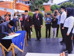 Pj Waikota Pekanbaru Muflihun Serahkan 636 SK PPPK Untuk Pemkot