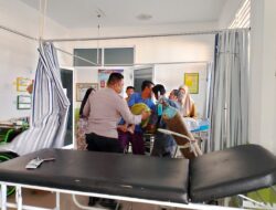 Aksi Sigap Polisi Bantu Gotong Warga Yang Lagi Sakit