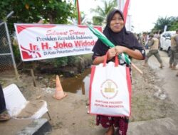 Warga Tenayan Raya Semringah Dapat Sembako Langsung dari Presiden Jokowi