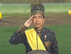 Gunakan Baju Kesultan Melayu Riau, Presiden Jokowi Pimpin Peringatan Hari Lahir Pancasila 2024 di Dumai