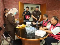 Kejagung Serah Terima Tersangka dan Barang Bukti Tahap II Kasus Korupsi Komoditas Timah