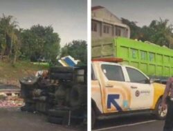 Insiden kecelakaan Tol JORR Libatkan 2 Truck Terguling