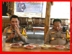 Kapolres Bangkalan Cangkrukan Bersama Wartawan Pokja, Jaga Situasi Jelang Pilkada