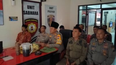 Nobar Wayang Kulit Bersama Forkopincam di Mako Polsek Menganti Gresik