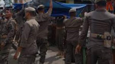 Satpol-PP Surabaya Gelar Sosialisasi Penertiban PKL di Pasar Loak Dupak