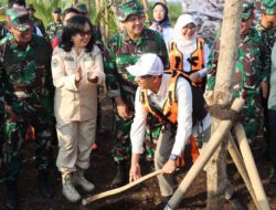 Acara pekan gerebek sampah & tanam pohon di area hutan mangrove Kaliadem Pelabuhan Muara Angke.