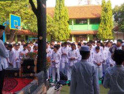 Bhabinkamtibmas Hadiri “Peringatan Maulid Nabi Muhammad SAW di SMP 23 Jatikramat Diwarnai Pesan Keamanan