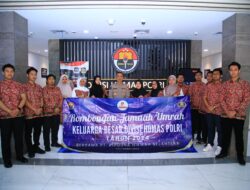 Jelang HUT Humas Polri, Irjen Pol Sandi Berangkatkan Anggotanya Umroh