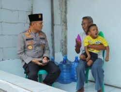 Polisi Beri Bantuan Kursi Roda bagi Lansia-Penderita Celebral Palsy di Bekasi