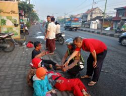 Naas Pengemudi Vario dan Tiga Penumpangnya Asal Tropodo Waru Terserempet Truk Trailer