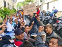 Pembayaran Upah Mandek Ribuan Buruh PT PAKERIN Unjuk Rasa Di Depan Bank Prima