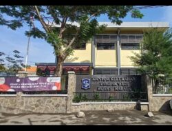 PROYEK PAVINGISASI DAN SALURAN POKMAS KELURAHAN TAMBAK WEDI DI DUGA LANGGAR ATURAN DAN TANPA IDENTITAS