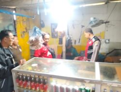 Warung Kuning Digeledah,Penjual dan Barang Bukti Miras Diamankan ke Polsek Porong