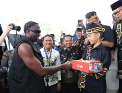 Tiba di Kuansing, Rapper Melly Mike Beri Kado Spesial kepada Dikha Si Bocah Pacu Jalur