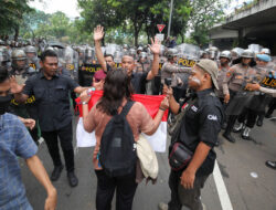 Unjuk Rasa Tolak Tunjangan Anggota DPR Berlangsung Ricuh : Masyarakat Hidup Susah
