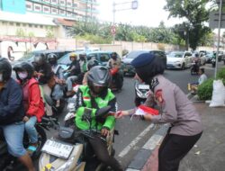 Brimob Metro Jaya Bagikan 5.000 Bendera Merah Putih kepada Warga Jakarta Jelang Hari Kemerdekaan RI