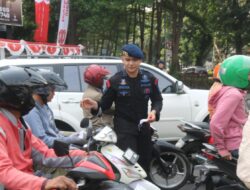 Sambut Hari Kemerdekaan RI, Brimob Polda Metro Jaya Bagikan 5.000 Bendera Merah Putih di Tiga Titik Strategis Jakarta Pusat