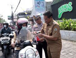 Bersatu Berdaulat, Rakyat Sejahtera, Indonesia Maju: Polantas Gresik Tebarkan Semangat Kemerdekaan