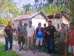 Bentuk kepedulian, Grib Jaya Kecamatan Benai kunjungi rumah warga yang tertimpa pohon karet.