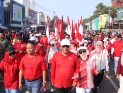 Ditjen Polpum Kemendagri dan Pemkot Depok Bagikan Ribuan Bendera Merah Putih kepada Warga