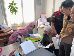 Kejaksaan Negeri Sinjai Geledah Kantor Balai Prasarana Permukiman Wilayah Provinsi Sulawesi Selatan dan Kantor Balai Pelaksana Pemilihan Jasa Konstruksi Wilayah Sulawesi Selatan Perkara Dugaan Tindak Pidana Korupsi pada Sistem Penyediaan Air Minum Ibu Kota Kecamatan (SPAM IKK) di Sinjai Tengah Tahun 2021.
