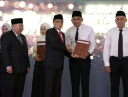 Pegawai Ditjen Badilum Menerima Surat Keputusan Pengangkatan PPPK dari Ketua Mahkamah Agung RI